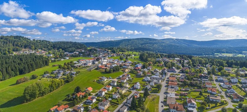 Der Erholungsort Mauth im Bayerischen Wald in der Grenzregion zum B&ouml;hmerwald von oben