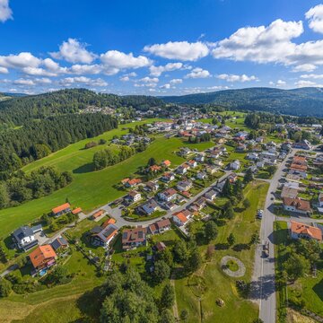 Der Erholungsort Mauth im Bayerischen Wald in der Grenzregion zum B&ouml;hmerwald von oben