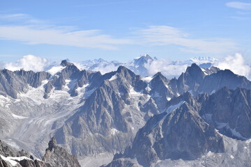 Obraz premium Rocky Mountain Ridge With Snow and Blue Sky