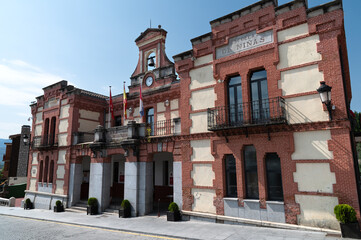 Obraz premium Rascafria, ayuntamiento y plaza mayor de la villa, madrid, españa, europa.