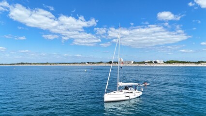 Obraz premium Voilier au mouillage à la Grande Motte dans l'Hérault