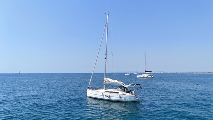 Obraz premium Voilier au mouillage à la Grande Motte dans l'Hérault