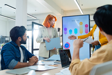 Obraz premium Investment Consultant,strategy,planning,Financial advisor and accounting concept.Group of business adviser meeting to analyze and discuss the situation on the financial report workplace office.