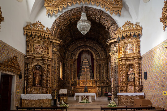 Interior do altar-mor e ret&aacute;bulos laterais em talha dourada barroca da Igreja da Apresenta&ccedil;&atilde;o Vera Cruz em Aveiro, Portugal