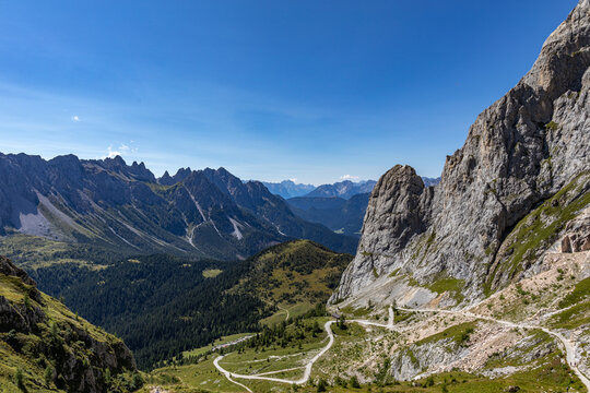 vista panoramica, che guarda all'orizzonte, dai pendii in alta quota del monte Peralba sulla Val Sesis e l'area delle Sorgenti del Piave, tra la regione FVG ed il Veneto, Italia, di giorno, in estate