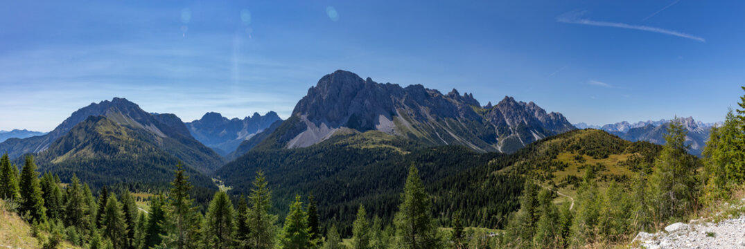 Vista ultra-panoramica sulla Val Sesis e le sue varie catene montuose che circondano le Sorgenti del Piave, di giorno, da un'alta quota, in estate, con cielo sereno, tra FVG e Veneto, Italia