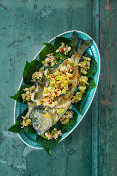 Frittierter Fisch mit Pfefferbl&auml;ttern (Miang Pla Tod) aus Thailand
