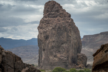 piedra parada en una formacion volcanica de muchos a&ntilde;os con una altura enorme 
