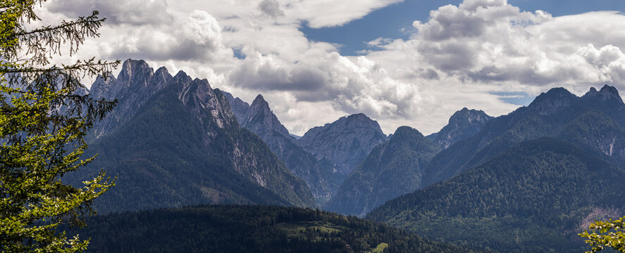 vista su un paesaggio montano e su alcune catene montuose nelle Alpi della regione Friuli Venezia Giulia, nel nord Italia, di giorno, in estate, con cielo nuvoloso