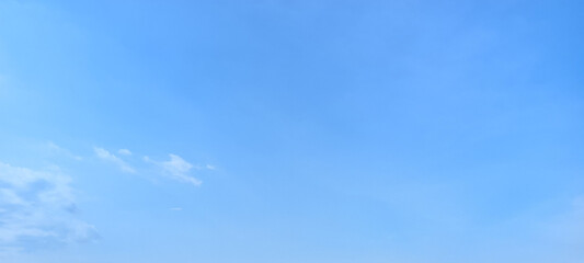 Obraz premium Vast expanse of a clear blue sky with scattered wispy white clouds on a bright sunny day