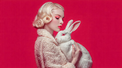 Jeune femme tenant un lapin blanc dans ses bras