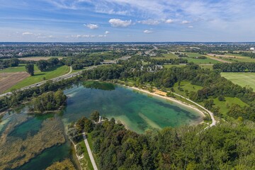 Die Lech-Ebene im Augsburger Norden rund um das Naherholungsgebiet Autobahnsee von oben