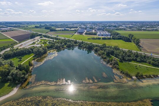 Die Lech-Ebene im Augsburger Norden rund um das Naherholungsgebiet Autobahnsee von oben