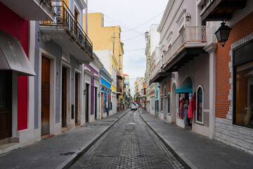 Obraz premium Brightly colored colonial houses in Old San Juan, Puerto Rico