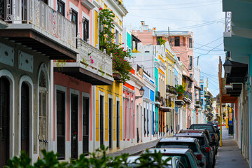 Naklejka premium Brightly colored colonial houses in Old San Juan, Puerto Rico