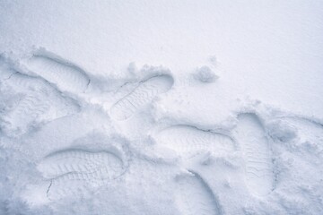 Empreintes de pas dans la neige fraîche, texture hivernale minimaliste