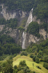 Wasserfall hinter einem schweizer Bauernhaus