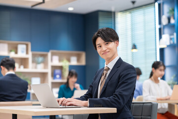 Fototapeta premium オフィスで働く若いビジネスマン