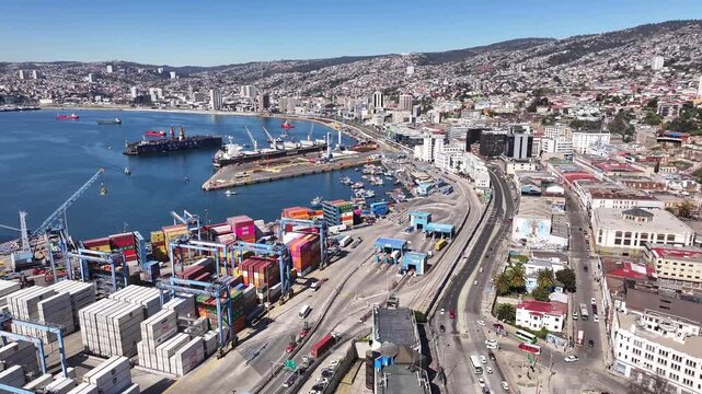 Vista del Puerto de Valpara&iacute;so y su actividad portuaria