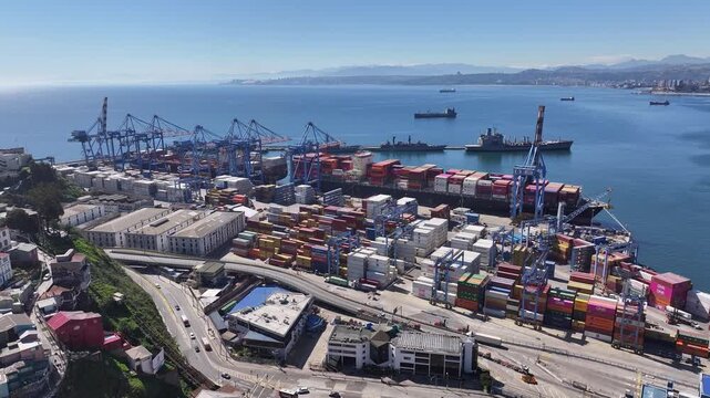 Puerto de Valpara&iacute;so con la cordillera de los Andes al fondo, Chile&rdquo;