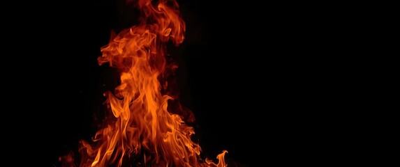 Obraz premium Fire and flames against a black backdrop