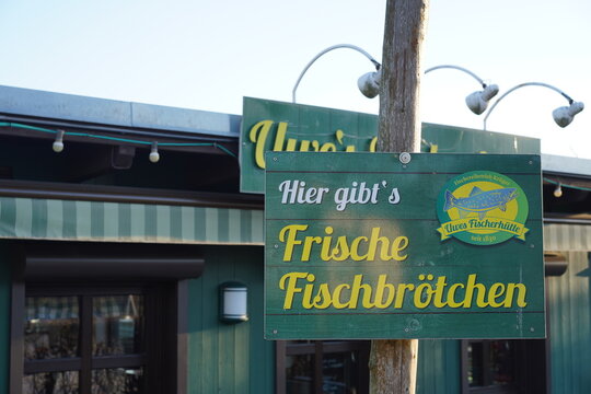 Schild "Hier gibt's frische Fischbr&ouml;tchen" an Uwes Fischerh&uuml;tte in Ahlbeck auf Usedom am 20.01.2026