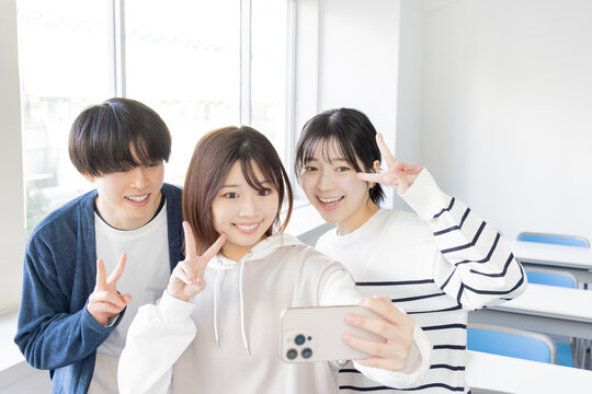 自撮りする学生