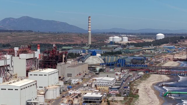Vista a&eacute;rea con dron de la Fundici&oacute;n Ventanas en Quintero, industria del cobre en la costa de Chile