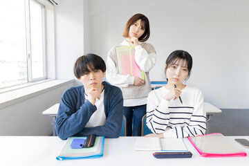 Fototapeta premium 教室で悩む学生