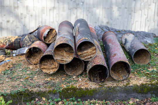 Gros plan sur l'int&eacute;rieur de vieilles canalisations d&rsquo;&eacute;vacuation d'eau. Les tuyaux sont obstru&eacute;s, leurs int&eacute;rieurs sont remplis de couches de calcaire comme un millefeuille.