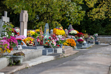 Cimeti&egrave;re avec des s&eacute;pultures couvertes de fleurs fraiches &agrave; l'occasion de la Toussaint. France