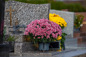 Gros bouquets de fleurs fraiches et multicolore d&eacute;pos&eacute;s sur les tombes dans cimeti&egrave;re &agrave; l'occasion de la Toussaint. France. Cela rend hommage au d&eacute;funt et t&eacute;moigne de l'attachement et du respect.