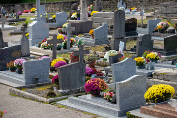 Cimeti&egrave;re avec des s&eacute;pultures couvertes de fleurs fraiches &agrave; l'occasion de la Toussaint. France