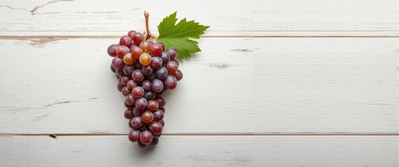 Obraz premium White wooden table background with grapes on top