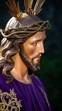 Escultura religiosa de Semana Santa con Jesucristo en actitud de recogimiento. Imagen solemne con iluminaci&oacute;n dram&aacute;tica y detalles dorados, ideal para uso editorial y contenido religioso.