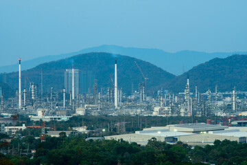 Obraz premium nighttime panoramic view of the industrial city skyline and oil refineries in the valley.