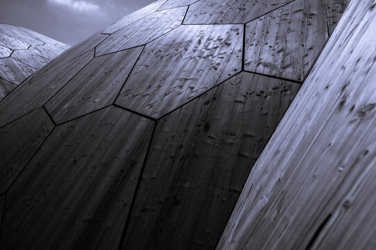 Moderne Holzarchitektur in abstrakter Geometrie &ndash; Strukturierte Oberfl&auml;che mit polygonalen Formen