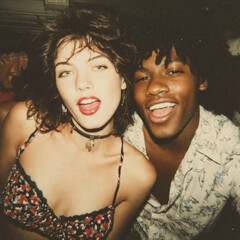 Couple posant pendant une soir&eacute;e, photo polaro&iuml;d dans les ann&eacute;es 80