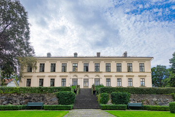 Obraz premium Historic Karlslund manor in Orebro in Sweden with a sunny courtyard