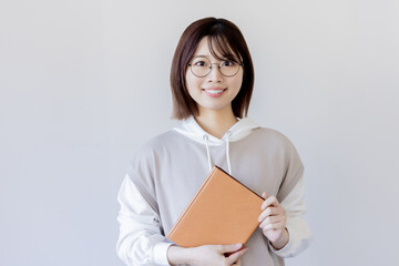 カメラ目線の大学生