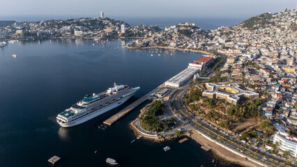 aérea de un crucero llegando al puerto de Acapulco 