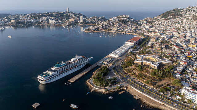 a&eacute;rea de un crucero llegando al puerto de Acapulco 