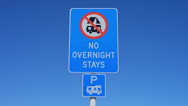 Stra&szlig;enschild mit Camping-Verbot unter klarem blauem Himmel, Lake Pukaki Viewpoint, Pukaki, Canterbury, S&uuml;dinsel, Neuseeland, Ozeanien