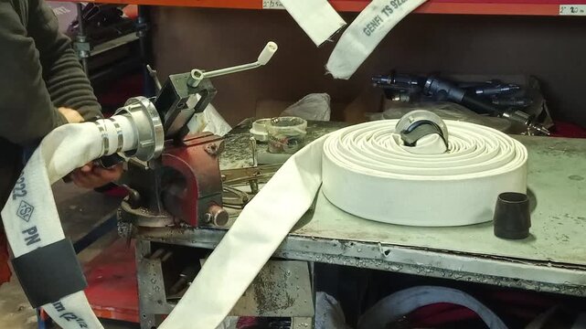 2.5-inch fire hose is fitted with a 2.5-inch fitting using an electric automatic machine and steel wire.