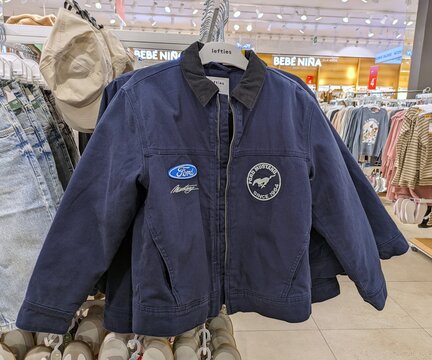 Chaqueta con cremallera de Ford Mustang en tienda Lefties de Madrid, Espa&ntilde;a, 11 de enero de 2026	