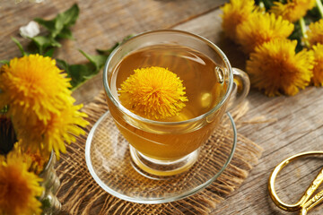 Dandelion tea in a glass cup © Madeleine Steinbach