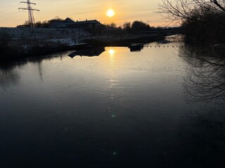 Sonnenuntergang &uuml;ber dem Fluss Ruhr in Fr&ouml;ndenberg