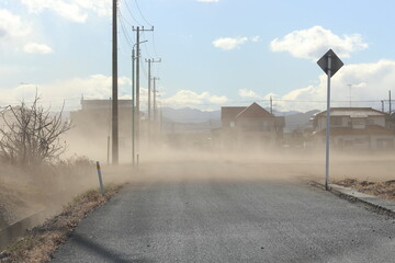 群馬名物の赤城おろし　からっ風の砂埃