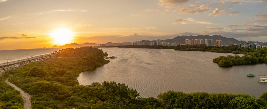 Linda imagem a&eacute;rea panor&acirc;mica, mostrando o por do sol na Lagoa da Tijuca, no bairro da Barra da Tijuca.