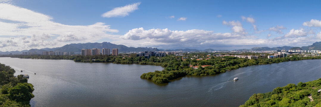 Linda imagem a&eacute;rea panor&acirc;mica, mostrando a Lagoa da Tijuca, no bairro da Barra da Tijuca.